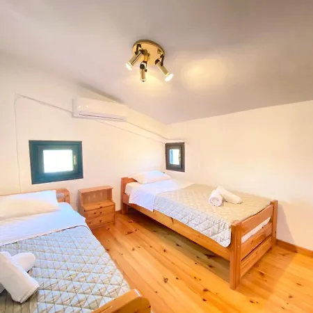 Meltemi Rock House بيت للعطل